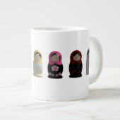 Niedliches Set der Dorffrauen Matryoshka Nesting D Jumbo-Tasse (Vorderseite Rechts)