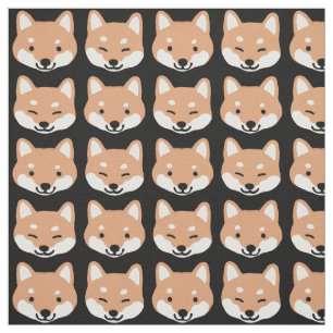Niedliches Shiba Inu stellt Muster gegenüber Stoff