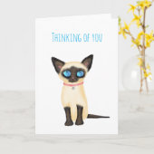 Niedliches siamesisches Kätzchen denkt an Ihre Kar Karte (Gelbe Blume)