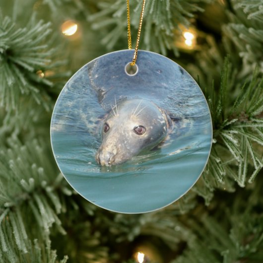 Niedliches Siegel schwimmen im Ozean Weihnachten K Keramik Ornament (Baum)