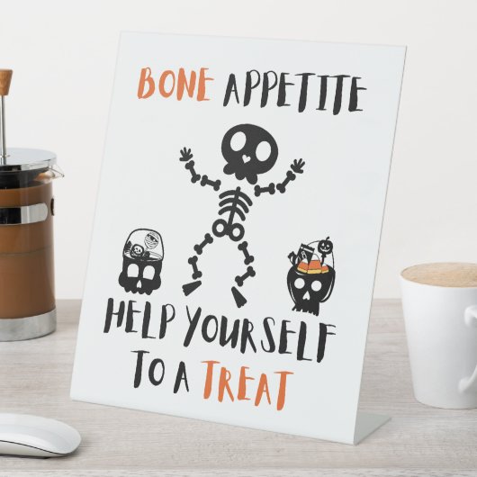 Niedliches Skelett auf dem Schild "Halloween candy (In Situ)