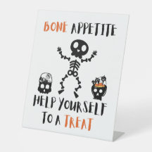 Niedliches Skelett auf dem Schild "Halloween candy