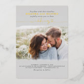 Niedliches Skript Elegantes Foto Overlay Gray Wedd Folieneinladung (Vorderseite)