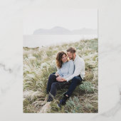 Niedliches Skript Elegantes Foto Overlay Gray Wedd Folieneinladung (Rückseite)