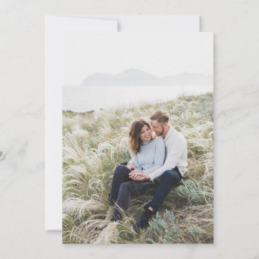 Niedliches Skript Terracotta Foto Overlay Hochzeit Einladung (Rückseite)