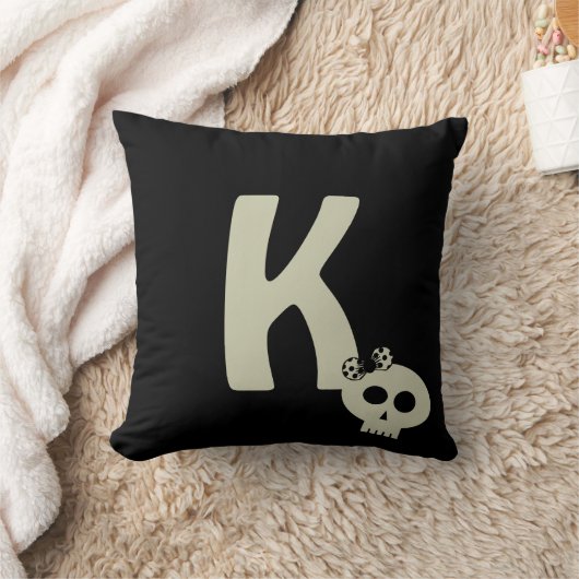 Niedliches Skull Monogram Pattern Schwarzes Kissen (Decke)
