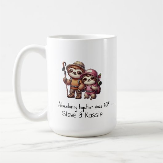Niedliches Sloth Couple Adventing Together seit Kaffeetasse (Links)