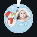Niedliches Snowman Baby - Erstes Weihnachtsjubiläu Ornament<br><div class="desc">Niedliches Snowman Baby's First Christmas Foto Ornament. Niedlich lächelnder Schneemann mit einer Schneeflocke auf der Nase. Der Hintergrund ist blau mit Glitzern. Einfach personalisieren mit Ihrem Namen und Geburtsjahr.</div>