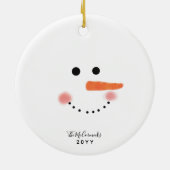 Niedliches Snowman Face Script Personalisiertes Ja Keramik Ornament (Hinten)