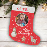 Niedliches Snowman Reindeer Gingerbrot Snowflake F Großer Weihnachtsstrumpf<br><div class="desc">Niedlich Snowman Reindeer Gingerbread Man Snowflake Foto Grosser Weihnachtsfest Strumpf. Ein niedlicher Weihnachtsmann mit hübschem Schneemann,  Rentier und Lebkuchenmann auf einem roten Hintergrund mit weißen Schneeflocken. Fügen Sie Ihren Namen und Ihr Foto hinzu.</div>