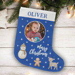 Niedliches Snowman Reindeer Gingerbrot Snowflake F Großer Weihnachtsstrumpf<br><div class="desc">Niedlich Snowman Reindeer Gingerbread Man Snowflake Foto Grosser Weihnachtsfest Strumpf. Ein niedlicher Weihnachtsmann mit hübschem Schneemann,  Rentier und Lebkuchenmann auf blauem Hintergrund mit weißen Schneeflocken. Fügen Sie Ihren Namen und Ihr Foto hinzu.</div>