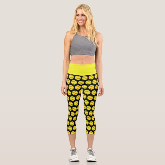 Niedliches Softball-Muster Capri Leggings (Vorderseite)