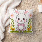 Niedliches Sonnenbad in Kleidung umgeben von Blume Kissen (Decke)