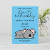 Niedliches Sonnenschlafen Koala 1. Geburtstag Einladung (Stehend Vorderseite)