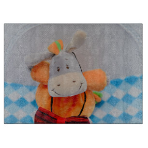 Niedliches Spielzeug mit roter Krawatte Schneidebrett