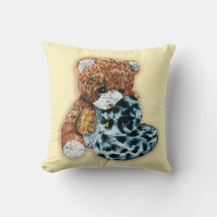 Niedliches Spielzeugteddy und Entenkinder, gelbes Kissen