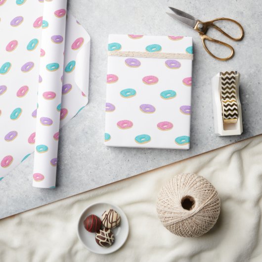 Niedliches Sprinkle Donuts Muster Wrapping Geschenkpapier (Kunsthandwerk)