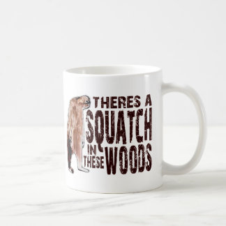 Niedliches SQUATCH IN DIESEM HOLZ - Finden von Kaffeetasse