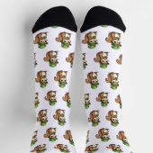 Niedliches St. Patrick's Day Eichhörnchen mit grün Socken (Oben)