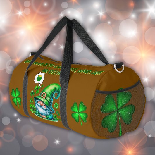 Niedliches St Patrick's Gnome Schlafen auf braun | Duffle Bag