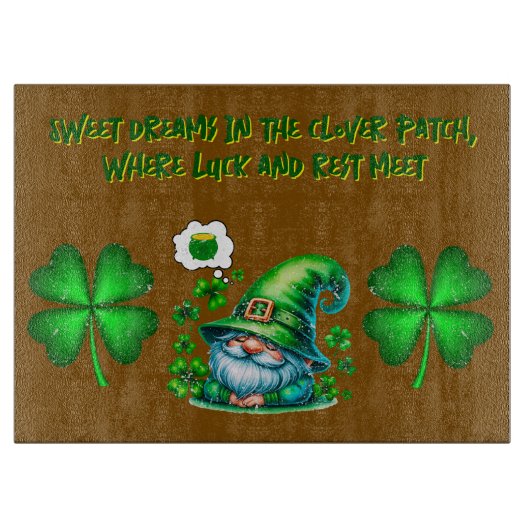 Niedliches St Patrick's Gnome Schlafen auf braun | Schneidebrett (Vorderseite)