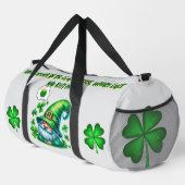 Niedliches St Patrick's Gnome Schlafen auf grau | Duffle Bag (Rechte Ecke)