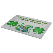 Niedliches St Patrick's Gnome Schlafen auf grau | Schneidebrett (Ecke)