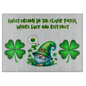 Niedliches St Patrick's Gnome Schlafen auf grau | Schneidebrett (Vorderseite)
