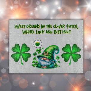 Niedliches St Patrick's Gnome Schlafen auf grau   Schneidebrett