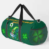 Niedliches St Patrick's Gnome Schlafen auf Jäger g Duffle Bag (Rechte Ecke)