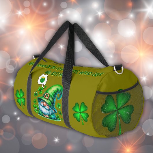 Niedliches St Patrick's Gnome Schlafen auf Oliven  Duffle Bag