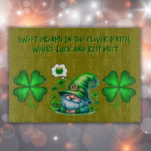 Niedliches St Patrick's Gnome Schlafen auf Oliven  Schneidebrett