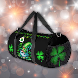 Niedliches St Patrick's Gnome Schlafen auf schwarz Duffle Bag