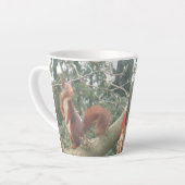 Niedliches Stehendes Eichhörnchen Latte Tasse (Linke Ecke)