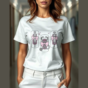 niedliches Stethoskop und Spritze mit Bugschwester Tri-Blend Shirt