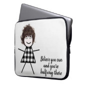Niedliches Strichfigur-Mädchen mit Haartrockner un Laptopschutzhülle (Vorderseite Links)