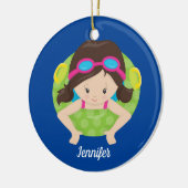 Niedliches Swim Team Girl Blue Monogram Kinder Wei Keramik Ornament (Links)