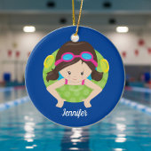Niedliches Swim Team Girl Blue Monogram Kinder Wei Keramik Ornament