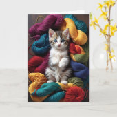 Niedliches Tabby-Katzenspiel in Rollen aus Garnen Karte (Gelbe Blume)