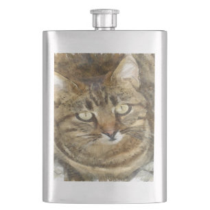 Niedliches Tabby mit Blick auf die Stift Flachmann