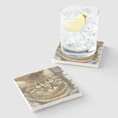 Niedliches Tabby mit Blick auf die Stift Steinuntersetzer (Seitenansicht)