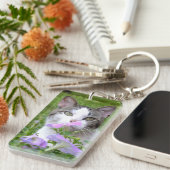Niedliches Tabby & White Kitten in der Blume Schlü Schlüsselanhänger (Vorderseite rechts)