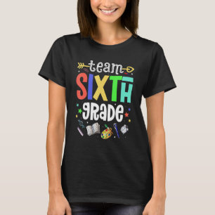 Niedliches Team 6. Klasse zurück zum ersten Schult T-Shirt