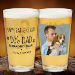 Niedliches Tier Foto Hund Vater Vatertag Bier Glas<br><div class="desc">Es gibt gewöhnliche Papa's, dann gibt es außergewöhnliche Papa's, wie deins! Überraschen Sie den Hund Vater diesen Väter Tag, mit diesem super niedlich besser als der beste Hund Papa Bierglas. Hunde Vater Extraordinaire - Liebe, Personalisiere Namen . Design mit Pfotenprint und Herz. Personalisieren Sie mit den Lieblings-Haustier-Fotos des Hundes-Vaters und...</div>