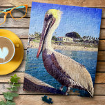 Niedliches trendy Coastal Beach Pier Pelican Bird  Puzzle<br><div class="desc">Dieses glückliche Pelikan, das auf einem Geländer steht und einen kalifornischen Strand überragt, schreit nach "Urlaub bereit". Genießen Sie die Zeit, während Sie bei jedem Arbeiten an diesem niedlichen, freundlichen Puzzle am Ufer des Atlantiks zu warmen Meeresbrisen zurückspringen. Ein tolles Geschenk für jemanden, der etwas Besonderes ist! Kommt in eine...</div>