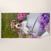 Niedliches Tricolor Beagle-Hundewelpen-Haustier in Strandtuch (Vorderseite)