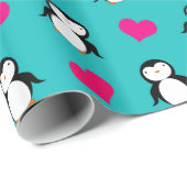 Niedliches Türkis Penguin-Herzmuster Geschenkpapier (Rolleneckpunkt)