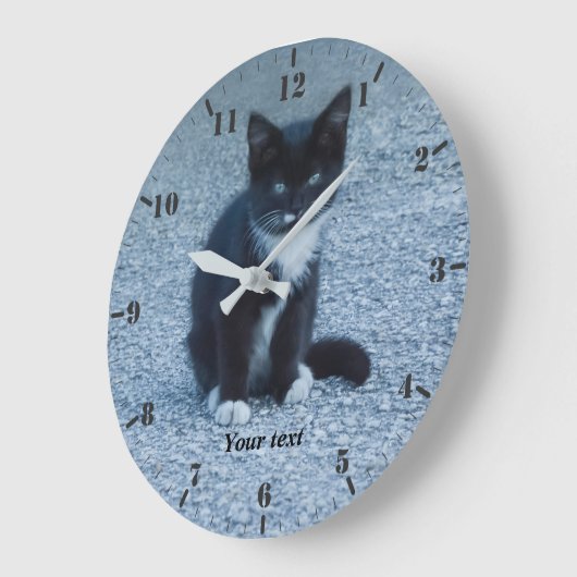 Niedliches Tuxedo Kitten personalisieren Große Wanduhr (Winkel)