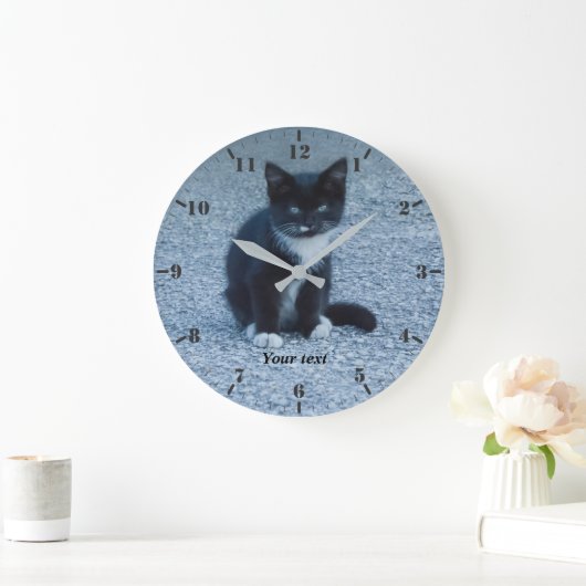 Niedliches Tuxedo Kitten personalisieren Große Wanduhr (Zuhause)