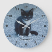 Niedliches Tuxedo Kitten personalisieren Große Wanduhr (Vorderseite)